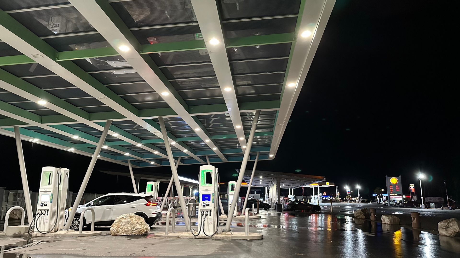 加速するEVシフトを支える要：充電インフラ整備の現状と課題